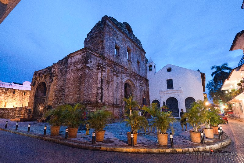 20101201_191245 D3.jpg - Remains of an old church in Casco Viejo (Iglesia de San Ignacio de la Compania de Jesus)